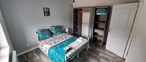 1 chambre, bureau, fer et planche à repasser, Wi-Fi