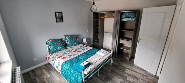 1 bedroom, desk, iron/ironing board, WiFi