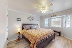 3 soverom, skrivebord, strykejern/-brett og reiseseng for barn