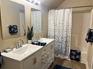 Combined shower/bathtub, hair dryer, towels, soap - Heart of Bonita Springs!-5 miles from the beach (Bonita Springs)