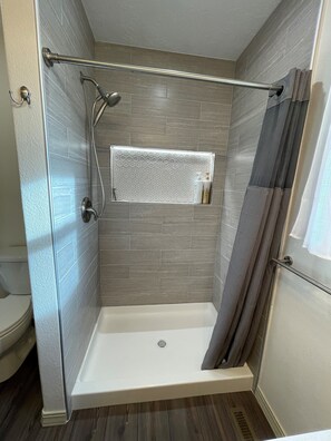 Ensemble baignoire-douche, séchoir à cheveux, serviettes fournies, savon