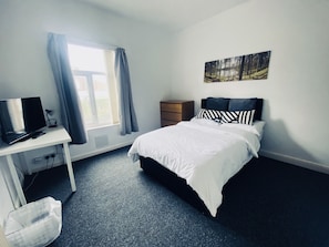 Room - Four Bedroom Home - Great Location - Coventry City (Coventry)