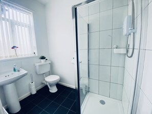 Nhà, nhiều giường | Phòng tắm | Buồng tắm vòi sen, máy sấy tóc, khăn tắm 
