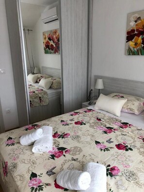 1 slaapkamer, een strijkplank/strijkijzer, wifi, beddengoed