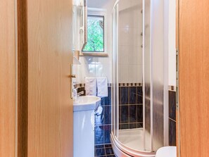 Douche, séchoir à cheveux, serviettes fournies