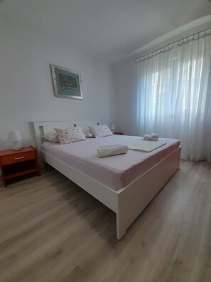 1 bedroom, internet, bed sheets