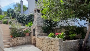 A stone-built patio with steps leading to a white house. - Apartments Ivo - Three bedroom apartment with terrace and sea view (A1) (Postira)
