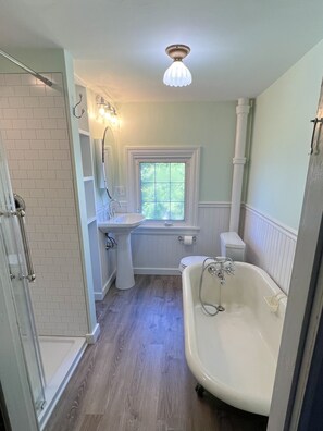 Bathtub, hair dryer, towels, soap - Historic Waterfront Home with Chesapeake Bay View. Sleeps 9. Close to the Beach (Betterton)