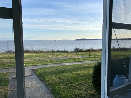 Historic Waterfront Home with Chesapeake Bay View. Sleeps 9. Close to the Beach