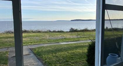 Historic Waterfront Home with Chesapeake Bay View. Sleeps 9. Close to the Beach