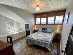 5 bedrooms, iron/ironing board, free WiFi, bed sheets