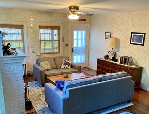 Smart TV, DVD player, books, video library - Historic Waterfront Home with Chesapeake Bay View. Sleeps 9. Close to the Beach (Betterton)