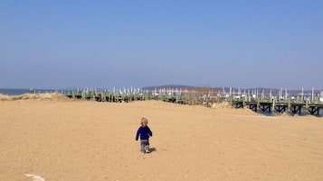 Plage à proximité, chaises longues, serviettes de plage