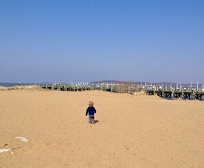 Plage à proximité, chaise longue, serviettes de plage
