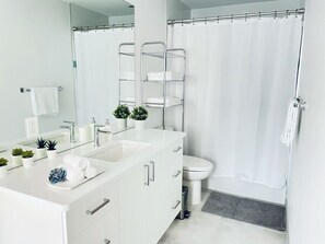 Combined shower/tub, hair dryer, towels, soap - Oceanfront Sunsets (Nanaimo)