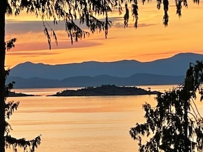 Beach nearby, beach towels - Oceanfront Sunsets (Nanaimo)