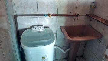 Chuveiro, toalhas de banho, papel higiênico