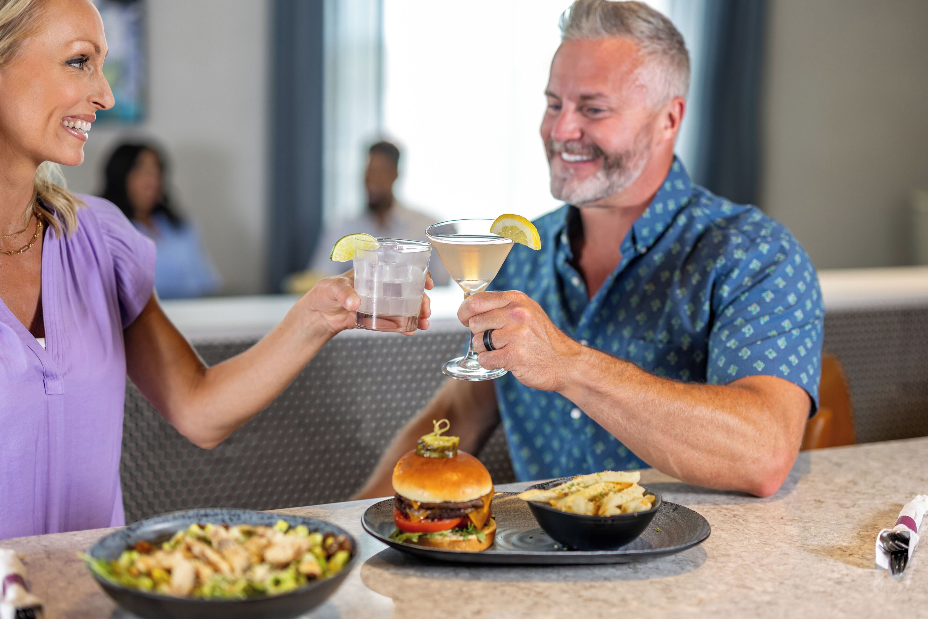 2 restaurants; lunch and dinner served
