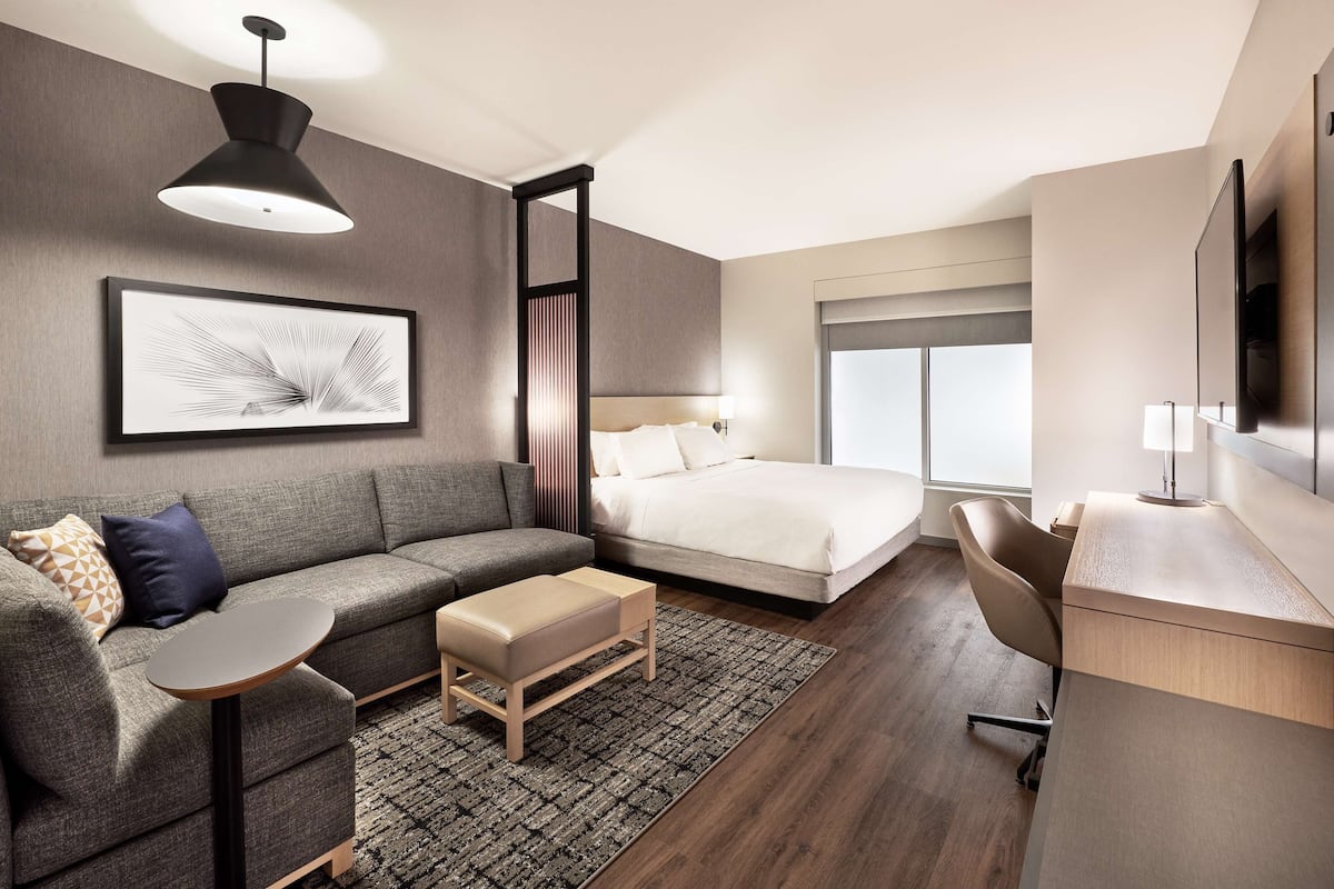Premium bedding, in-room safe, desk, laptop workspace