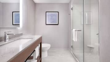 Gratis toiletartikelen, een haardroger, handdoeken, zeep