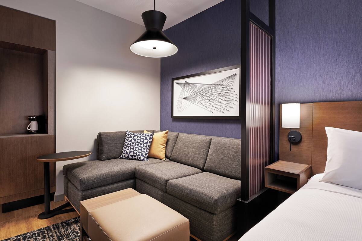 Kamer, Meerdere bedden (High Floor) | Luxe beddengoed, een kluis op de kamer, een bureau, een laptopwerkplek