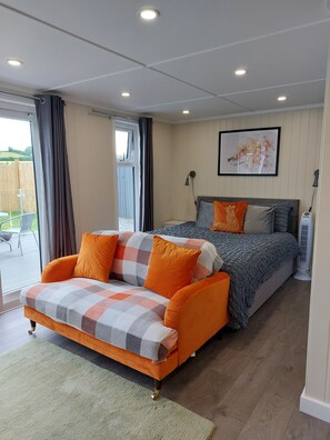 1 bedroom, free WiFi, bed sheets - Cabin with countryside views, close to Saundersfoot & Tenby (Ludchurch)