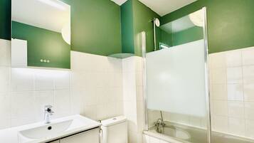 Een bad, een haardroger, zeep, toiletpapier