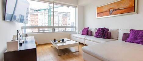 Fernseher, Bücher, Stereoanlage, Arbeitsbereiche