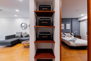 1 dormitori, caixa forta a l'habitació i escriptori 