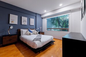 1 Schlafzimmer, Zimmersafe, Schreibtisch, Bügeleisen/Bügelbrett