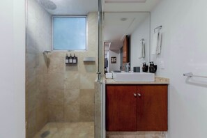 Badewanne, Haartrockner, Handtücher, Seife