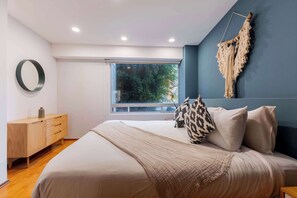 1 habitación, escritorio, tabla de planchar con plancha y cuna de viaje 