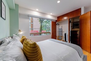 1 habitación, caja de seguridad en la habitación y escritorio 