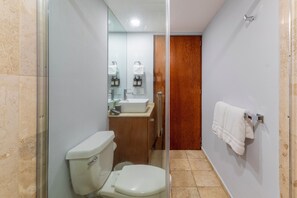Baignoire, séchoir à cheveux, serviettes fournies, savon