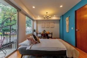 1 Schlafzimmer, Schreibtisch, Bügeleisen/Bügelbrett, Reisekinderbett