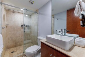 Badewanne, Haartrockner, Handtücher, Shampoo