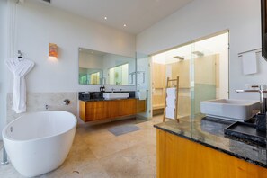 Baignoire, articles de toilette écologiques, sèche-cheveux