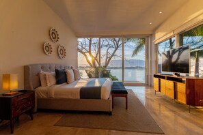 7 quartos, cofres nos quartos, escrivaninha