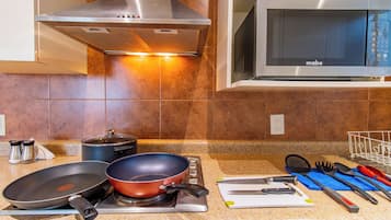 Geladeira, micro-ondas, fogão, cooktop