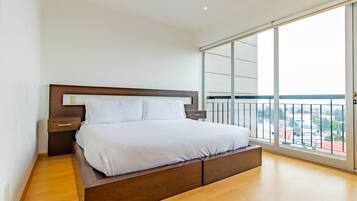 2 bedrooms, in-room safe, desk, iron/ironing board