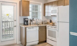 Private kitchen - 2 Bedroom Deluxe Club Wyndham Newport Onshore (Newport)