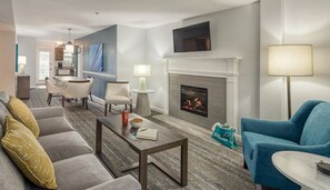 Living area - 2 Bedroom Deluxe Club Wyndham Newport Onshore (Newport)