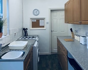 House, Multiple Beds | 4 bedrooms, iron/ironing board, free WiFi, bed sheets - Cosy Four Bedroom Home in Coventry (Coventry)