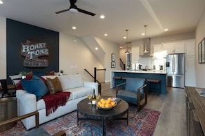 TV - Huge Royal Townhome - Beautiful Design - Rooftop (Nashville)
