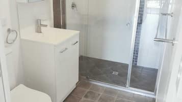 Dusche, Haartrockner, Toilettenpapier