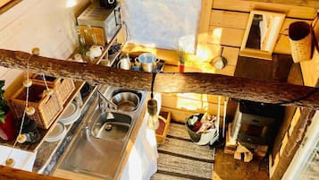 Cabaña | Cocina privada | Refrigerador, microondas, parrilla de estufa y tetera eléctrica