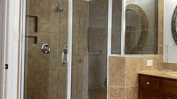 Ensemble douche/baignoire, sĂšche-cheveux, serviettes fournies, savon