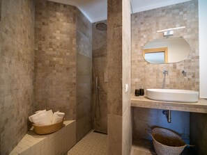 Een douche, een haardroger, een bidet, handdoeken