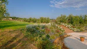 Ein angelegter Garten mit Kiesweg und einer Holztreppe.