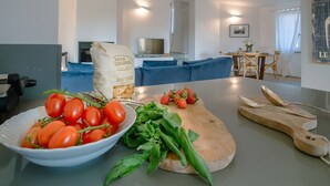 Eine moderne Küche mit frischen Tomaten, Basilikum und einem Schneidebrett.